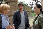 Tom Berkhoff (Gregory B. Waldis, M.) hat Tier&auml;rztin Dr. Mertens (Elisabeth Lanz, r.) gerade einen Geier geschenkt. Charlotte (Ursela Monn, l.) bleibt das heimliche Einvernehmen zwischen Susanne und Tom nicht verborgen.