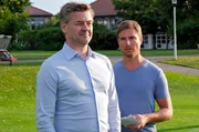 Toni (Leo Reisinger, r.) hat Sportfunktion&auml;r Leo Attinger (Marcus Mittermeier, li.) etwas zu sagen.