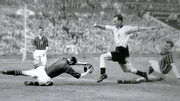 Bei diesem spektakul&auml;ren Einsatz im Pokalfinale 1956 bricht sich Bert Trautmann das Genick. Trotz der schweren Verletzung beendet er das Spiel f&uuml;r seine Mannschaft &ndash; Manchester City.