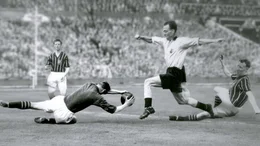 Bei diesem spektakul&auml;ren Einsatz im Pokalfinale 1956 bricht sich Bert Trautmann das Genick. Trotz der schweren Verletzung beendet er das Spiel f&uuml;r seine Mannschaft &ndash; Manchester City.