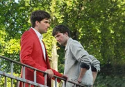Konstantin (r.) versucht Moritz (beide Moritz Tittel, l.) schonend klar zu machen, dass er sein Zwillingsbruder ist.