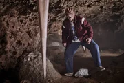 Janni (Diyar Ilhan) ist zu einem Dinosaurier mutiert. Er steht w&uuml;tend in der H&ouml;hle, in der er Ben (Shadi Eck) und Suki (Tomomi Themann) beobachtet hat.