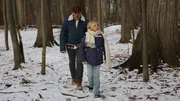 Young Melissa und ihr Vater gehen im Wald spazieren. Young Melissa und ihr Vater gehen im Wald spazieren.