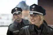 Melanie (Sanna Englund, r.) am&uuml;siert sich &uuml;ber ihren Kollegen Mattes (Matthias Schloo, l.), der einfach nicht bei der neuen An&auml;sthesistin landen kann.