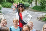 Gabriele (Leslie Moltan) besucht ihre T&ouml;chter im Zoo.