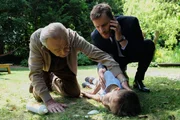 Während Professor Simoni (Dieter Bellmann, li.) mit Björn Gerdes (Knut Berger, re.), dem Vater des kleinen Robin (Alexander und Julian Hägele, unten), redet, ist dieser kurz unbeobachtet und trinkt einen Schluck aus einer Flasche. Doch es war Grillreiniger und Robin bricht röchelnd zusammen. Während Professor Simoni (Dieter Bellmann, li.) mit Björn Gerdes (Knut Berger, re.), dem Vater des kleinen Robin (Alexander und Julian Hägele, unten), redet, ist dieser kurz unbeobachtet und trinkt einen Schluck aus einer Flasche. Doch es war Grillreiniger und Robin bricht röchelnd zusammen.