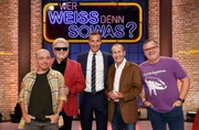 Moderator Kai Pflaume (M.) und seine Rateteam-Kapitäne Bernhard Hoëcker (l.) und Elton (r.) begrüßen in dieser Sendung die beiden Schlagersänger Heino Kramm (2.v.l.) und Michael Holm (2.v.r.). Moderator Kai Pflaume (M.) und seine Rateteam-Kapitäne Bernhard Hoëcker (l.) und Elton (r.) begrüßen in dieser Sendung die beiden Schlagersänger Heino Kramm (2.v.l.) und Michael Holm (2.v.r.).