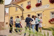 Die Landfrauen Veronika Röll, Tanja Zeller, Josefine Reißaus und Julia Hausladen treffen auf Landfrau Isabella Mereien, ihre Kinder Anton und Magdalena, Mutter Lieselotte Straub und Bruder Lorenz Straub vor der Brauerei Drei Kronen. Die Landfrauen Veronika Röll, Tanja Zeller, Josefine Reißaus und Julia Hausladen treffen auf Landfrau Isabella Mereien, ihre Kinder Anton und Magdalena, Mutter Lieselotte Straub und Bruder Lorenz Straub vor der Brauerei Drei Kronen.