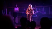 Pastorin Ellen (Frida Hallgren, M.) erinnert zusammen mit einem Musikerinnen-Duo (Lujain Msoty, (l.) und Josefin S&ouml;derqvist, (r.) an den ermordeten Tolle.