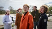 Paula Moorkamp (Stella Hinrichs, r.) vermutet eine vorsätzliche Tötung. Roswitha Prinzler (Silke Matthias, l.) und Dr. Helene Sturbeck (Katharina Blaschke, 2.v.l.) setzen alles daran, Indizien zu finden. Kommissar:innen Karoline Joost (Nike Fuhrmann, M.) und Lars Pöhlmann (Dominic Boeer, 2.v.r.) suchen nach Feinden des Opfers. Paula Moorkamp (Stella Hinrichs, r.) vermutet eine vorsätzliche Tötung. Roswitha Prinzler (Silke Matthias, l.) und Dr. Helene Sturbeck (Katharina Blaschke, 2.v.l.) setzen alles daran, Indizien zu finden. Kommissar:innen Karoline Joost (Nike Fuhrmann, M.) und Lars Pöhlmann (Dominic Boeer, 2.v.r.) suchen nach Feinden des Opfers.