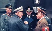Bei ihm laufen die Fäden zusammen: Hitlers Privatsekretär Martin Bormann (rechts im Bild) entscheidet, wer den Führer sprechen darf und wer nicht. Bei ihm laufen die Fäden zusammen: Hitlers Privatsekretär Martin Bormann (rechts im Bild) entscheidet, wer den Führer sprechen darf und wer nicht.