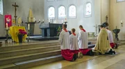 Bei der Profanierung, also der Entweihung des Kirchengeb&auml;udes, werden die Reliquien ein letztes Mal angebetet, bevor sie aus dem Kirchengeb&auml;ude getragen werden.