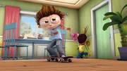 Da es drau&szlig;en viel zu hei&szlig; ist, trainiert Angelo kurzerhand mit seinem Skateboard in der elterlichen Wohnung.