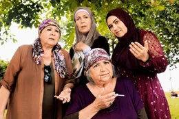 Melek (Arzu Ermen, hinter, m.)
