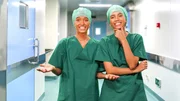 Live dabei: Lisa und Lena d&uuml;rfen bei einer OP zuschauen.