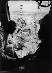 Helikopterbesatzungen fliegen direkt &uuml;ber den zerst&ouml;rten Reaktor und sind extrem hohen Strahlenbelastungen ausgesetzt. Aufnahme vom September 1986.