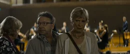 Ryszard (Zbigniew Zamachowski) und Helga (Ulrike Willenbacher) verlassen das Konzert. Beim Hinausgehen entdeckt Helga ihren Ex-Mann mit seiner neuen Freundin.