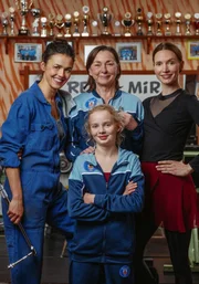 Neue Wege f&uuml;r das in die Jahre gekommene Fitnessstudio von Familie Hopp: Daniela (Lucie Heinze, li.), Christa (Steffi K&uuml;hnert, Mitte), Serafina (Frida-Lovisa Hamann, re.) und Emma (Selma Suckf&uuml;ll, vorne) halten zusammen.