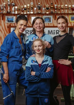 Neue Wege f&uuml;r das in die Jahre gekommene Fitnessstudio von Familie Hopp: Daniela (Lucie Heinze, li.), Christa (Steffi K&uuml;hnert, Mitte), Serafina (Frida-Lovisa Hamann, re.) und Emma (Selma Suckf&uuml;ll, vorne) halten zusammen.