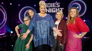 Daphne de Luxe (3.v.l.) mit ihren Gästen: v.l.n.r. Rosemie Warth, Josepha Walter, Mirja Boes und Franziska Wanninger Daphne de Luxe (3.v.l.) mit ihren Gästen: v.l.n.r. Rosemie Warth, Josepha Walter, Mirja Boes und Franziska Wanninger