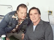 Herbert (Elmar Wepper, re.) und sein Campingfreund Klaus (Paul Fassnacht) fachsimpeln &uuml;ber Wohnmobile.