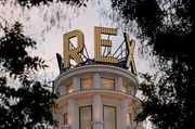 Der ikonische Schriftzug des Grand Rex: ein Symbol des Glamours und der Tradition des Familienbetriebs, der mittlerweile auch Wasserspiele und einen der angesagtesten Techno- und Elektro-Clubs von Paris beherbergt