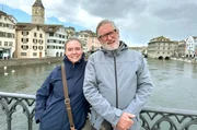 Petra (67) und R&uuml;diger (68) Erbsl&ouml;h vor der malerischen Kulisse in Z&uuml;rich.