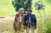 Unerwartet taucht Irene (Susanne Scholl) auf dem Fallerhof auf – ohne Hermann. Sie ist nach ihrer Hüft-OP noch nicht ganz fit. Franz (Edgar-M. Marcus) hilft gerne und nutzt die Gelegenheit, Irene mit seinem Charme zu umgarnen. Unerwartet taucht Irene (Susanne Scholl) auf dem Fallerhof auf – ohne Hermann. Sie ist nach ihrer Hüft-OP noch nicht ganz fit. Franz (Edgar-M. Marcus) hilft gerne und nutzt die Gelegenheit, Irene mit seinem Charme zu umgarnen.