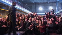Der Anf&uuml;hrer der Ferox, Max (Mekhi Phifer, l.), erkl&auml;rt den Neuank&ouml;mmlingen die Ausbildungsmethoden, die sich in den letzten Jahren immer h&auml;rter und brutaler entwickelt haben. Doch in ihm lauert ein dunkles Geheimnis.