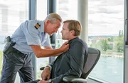Paul Schott (Tim Wilde, l.) l&auml;sst sich von Ben Treskow (Christopher Reinhardt, r.) provozieren.