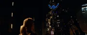 Mills (Vanessa Kirby) mit einem Roboter