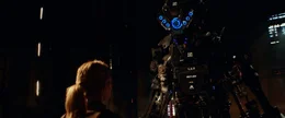 Mills (Vanessa Kirby) mit einem Roboter