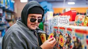 Stefan Steindl (Thomas Mraz) klebt Plastik-Warnkleber auf Spielzeugverpackungen in einem Spielzeuggesch&auml;ft im Einkaufszentrum. Weiteres Bildmaterial finden Sie unter www.br-foto.de.