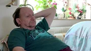 Michael trauert um seine k&uuml;rzlich verstorbene Frau Gudrun. Michael hat sie bis kurz vor ihrem Tod aufopferungsvoll zuhause gepflegt. Die Leere in der Wohnung setzt dem Witwer schwer zu.