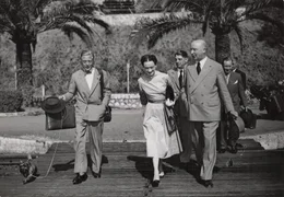 Der britische K&ouml;nig Edward VIII und seine Geliebte Wallis Simpson verbringen den Sommer 1936 an der C&ocirc;te d&rsquo;Azur. Hier k&ouml;nnen sie ihre Aff&auml;re unbeschwert ausleben.