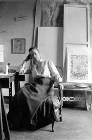 Portr&auml;t von Hilma af Klint in ihrem Atelier in der Hamngatan in Stockholm