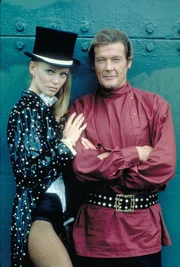 Magda (Kristina Wayborn), James Bond (Roger Moore)