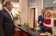 Erik (Sven Waasner, m.) und Yvonne (Tanja Lan&auml;us, r.) am&uuml;sieren sich gegen&uuml;ber Christoph (Dieter Bach, l.) bei ihrem Rollentausch.