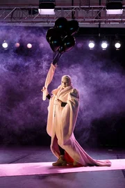 Susanne Kirnbauer-Bundy bei der Performance &bdquo;Come Back Again&ldquo;