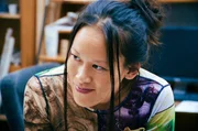 Julie (Diem Nguyen), die Leiterin des Zeichenkurses, spricht Robin Mut zu.