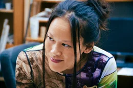 Julie (Diem Nguyen), die Leiterin des Zeichenkurses, spricht Robin Mut zu.