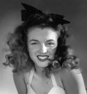 Ihre Karriere begann sie als Pin Up-Girl und lernte dabei, sich perfekt in Pose zu setzen.