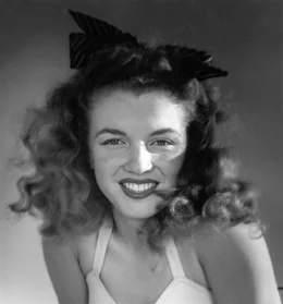Ihre Karriere begann sie als Pin Up-Girl und lernte dabei, sich perfekt in Pose zu setzen.