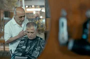 Geworg Kazjan (li.) wurde von seinen Kollegen zum Vorsitzenden des Friseursalons gew&auml;hlt. Seit 42 Jahren schneidet er an diesem Ort schon die Haare und B&auml;rte seiner Kunden.