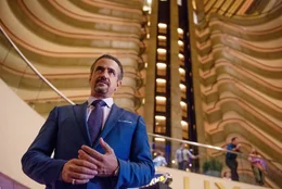 Der Casino-Boss Stanley Rubino (Dermot Mulroney), will sich f&uuml;r den Diebstahl seiner Kokain Schiffsladung r&auml;chen.