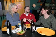 Maren (Eva Mona Rodekirchen) und Jonas (Felix van Deventer, M.) freuen sich, dass Mats (Béla Kampschulte) immer mehr Vertrauen fasst. Maren (Eva Mona Rodekirchen) und Jonas (Felix van Deventer, M.) freuen sich, dass Mats (Béla Kampschulte) immer mehr Vertrauen fasst.