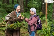 Carlotta (Mila Breiter) ist mit Lioba (Lisbeth Felder) auf Kräutersuche im Wald unterwegs und hat keinen Handy-Empfang. Carlotta (Mila Breiter) ist mit Lioba (Lisbeth Felder) auf Kräutersuche im Wald unterwegs und hat keinen Handy-Empfang.