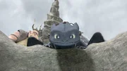 "Dragons - Die Reiter von Berk", "Drachengroll." Unter der Erde lebt ein riesiger Drache namens Fl&uuml;sternder Tod. Er ist schlecht auf Ohnezahn zu sprechen. Auch Hicks Flugdrachen hat noch eine Rechnung mit Fl&uuml;stender Tod offen, weshalb es schlie&szlig;lich zu einem Kr&auml;ftemessen zwischen den beiden Kontrahenten kommt. Ohne Hicks Hilfe sind Ohnezahns Chancen, als Sieger vom Platz zu gehen, allerdings verschwindend gering. Er droht, in sein Verderben zu rennen.