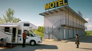 Das Wiedersehen von Motelier Eddie (David Bennent, re.) und seinem alten Freund, dem Country-Veteran Jeff Kanter (Charly H&uuml;bner, li.) steht unter Spannung.