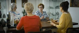 Helgas  (Ulrike Willenbacher, 2. von links) Kartenrunde (von links): Barbara (Suly R&ouml;thlisberger), Brigitte (Imogen Kogge) und Renate (Ulli Maier).